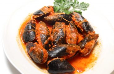 La ricetta Vistanet di oggi: un piatto da riscoprire, cozze ripiene al sugo alla cagliaritana