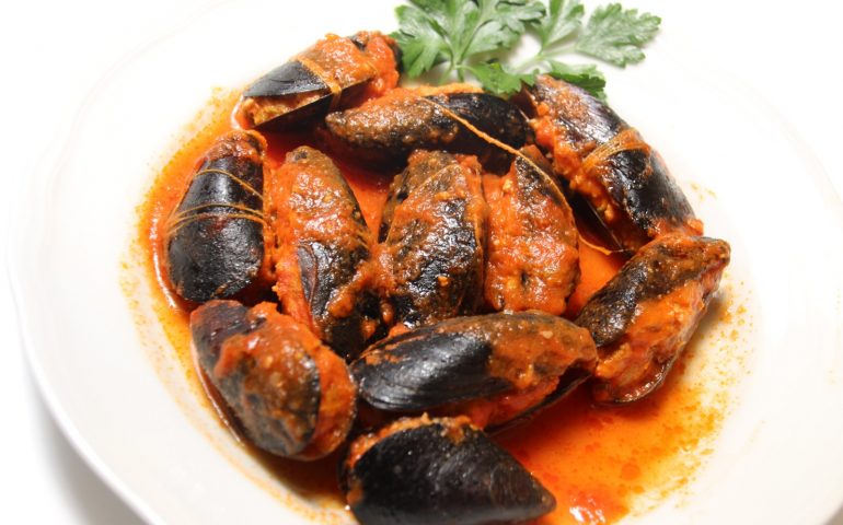 La ricetta di Vistanet: un piatto da riscoprire, cozze ripiene al sugo alla cagliaritana