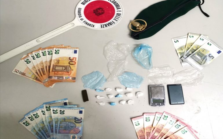 Spaccio in un appartamento: hashish e cocaina in casa di un 44enne. Il blitz dei Finanzieri a Quartu