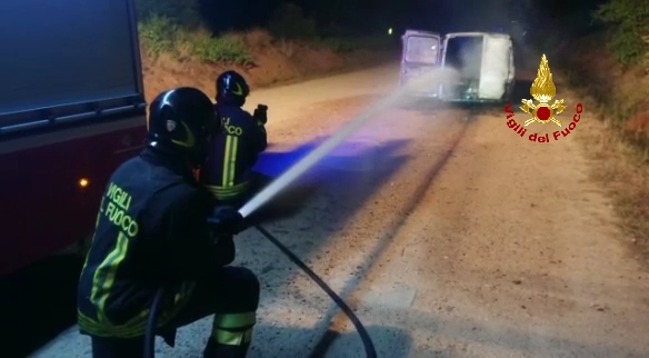 Incendio di un'auto con all'interno due bombole gpl a Capoterra