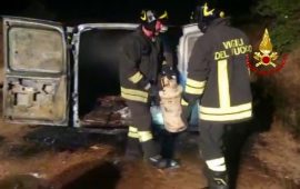 Incendio di un'auto con all'interno due bombole gpl a Capoterra