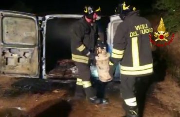 Incendio di un'auto con all'interno due bombole gpl a Capoterra