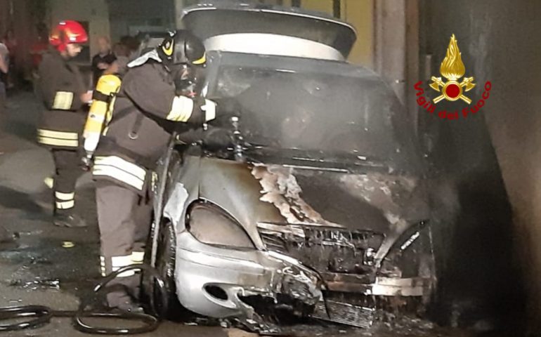 Settimo San Pietro. Auto distrutta dalle fiamme: l’intervento dei Vigili del fuoco