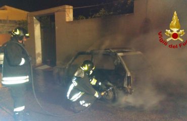 Incendio di un'auto a Sinnai
