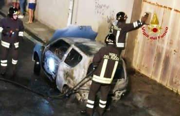 Incendio di un'auto a Sinnai