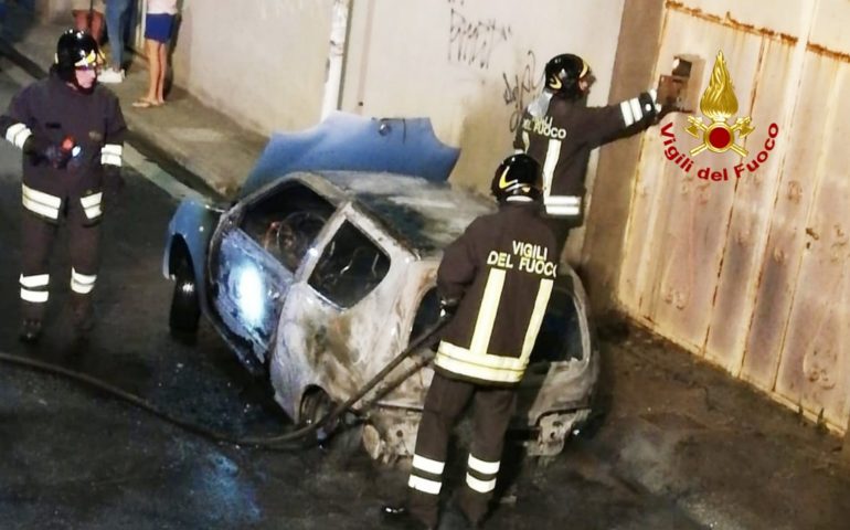 Incendio di un'auto a Sinnai