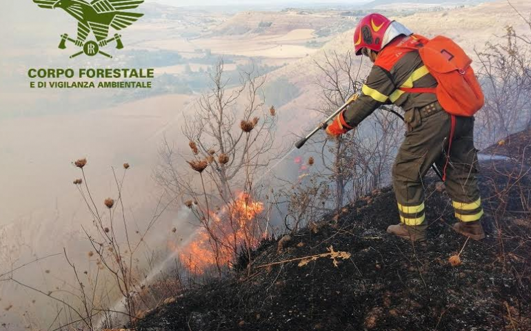 Fiamme in Sardegna: ancora incendi in corso. In azione il Corpo Forestale