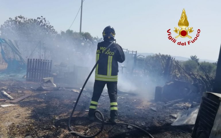 Incendio nelle campagne di Monserrato. A fuoco anche un capanno per attrezzi