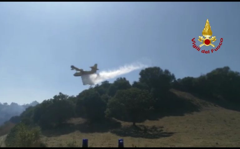 Sabato di fuoco in Sardegna: l’Isola brucia da nord a sud, cinque roghi spenti