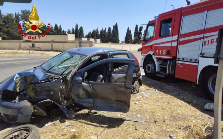 Scontro fra auto e ambulanza sulla 554 al bivio per il cimitero di Monserrato