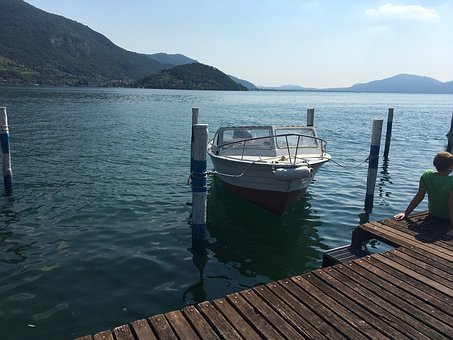 Si tuffano nel lago ma non riescono ad uscire: morti due fratelli di 16 e 17 anni