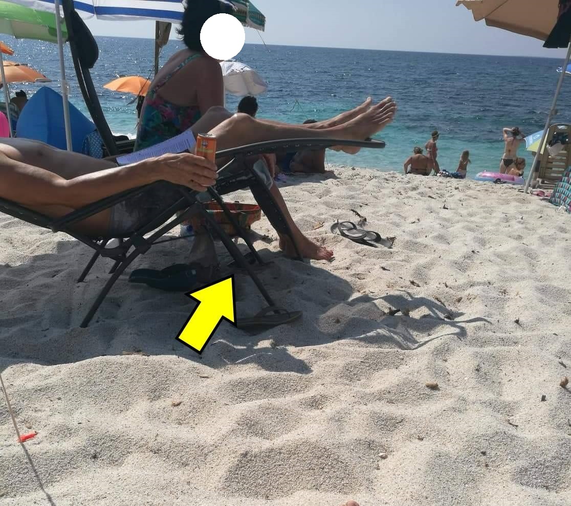 La coppia responsabile del furto di sabbia sventato a Is Arutas - Foto di Lino Murru in Sardegna Rubata e Depredata