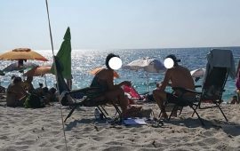 La coppia responsabile del furto di sabbia sventato a Is Arutas - Foto di Lino Murru in Sardegna Rubata e Depredata