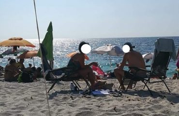 La coppia responsabile del furto di sabbia sventato a Is Arutas - Foto di Lino Murru in Sardegna Rubata e Depredata