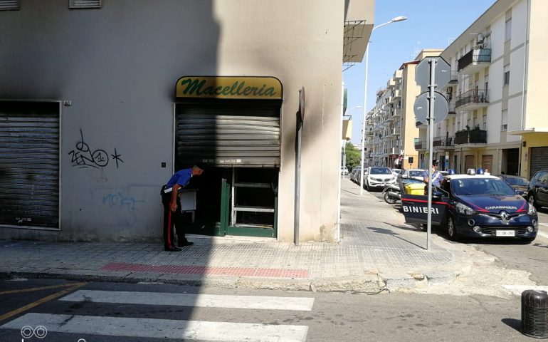 A fuoco una macelleria in via Trincea dei Razzi: fiamme nella notte spente dai Vigili del Fuoco