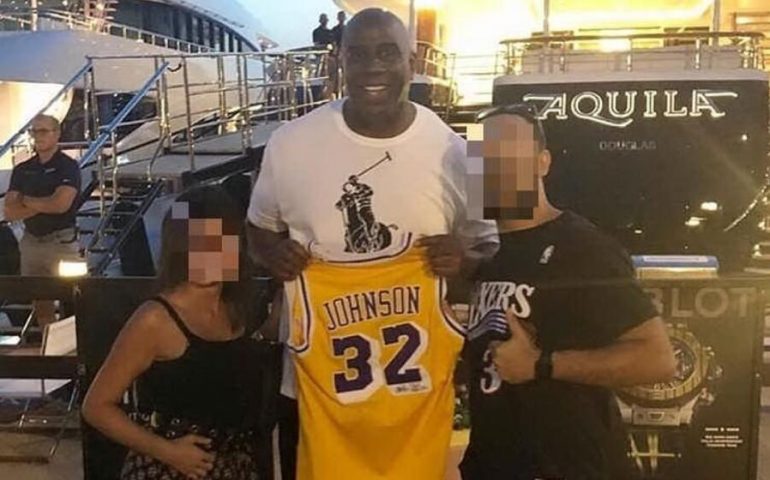 Magic Johnson si gode le vacanze a Porto Cervo