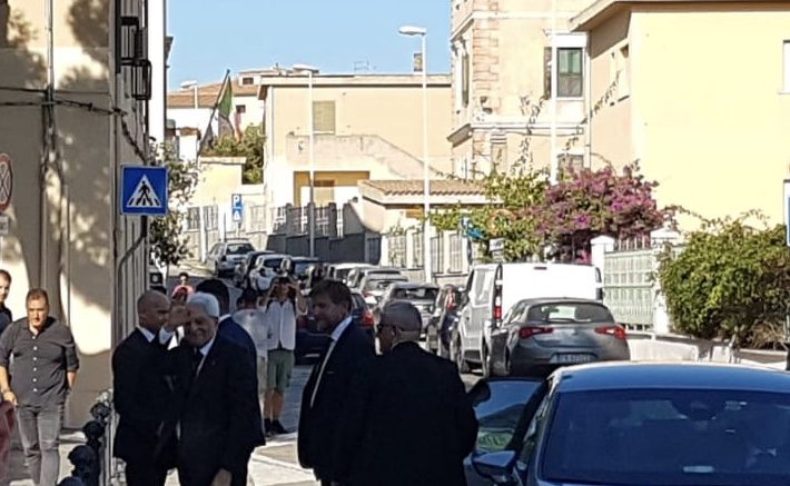 Mattarella è arrivato a La Maddalena: grande accoglienza, ma a Roma non lascia una situazione serena