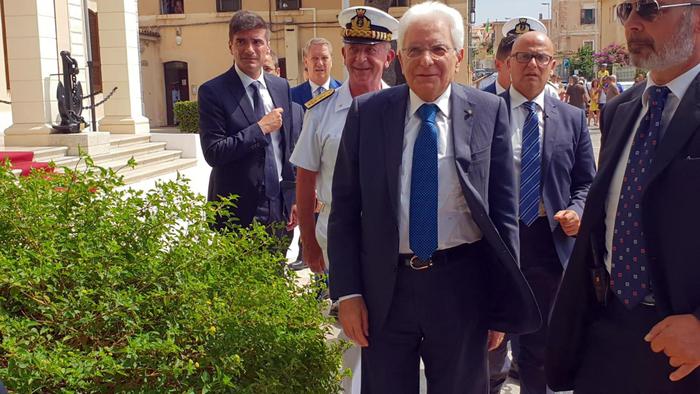 Primo giorno di vacanza per Mattarella in Sardegna: oggi il giro in barca nell’arcipelago