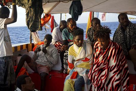 Open Arms: altri 8 migranti sbarcano a Lampedusa, la situazione sempre più critica