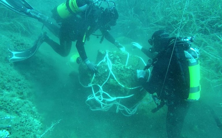 Cagliari, i subacquei della Marina disinnescano una pericolosa mina tedesca a Capo Sant’Elia