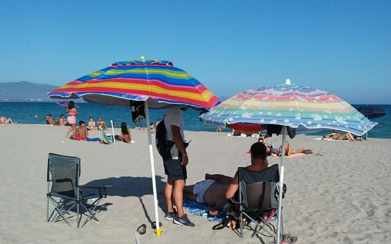 Poetto: beccato a sotterrare la cicca appena fumata, multato e costretto a ricuperarla per buttarla nel modo corretto