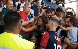 Nahitan Nandez incontra i tifosi del Cagliari