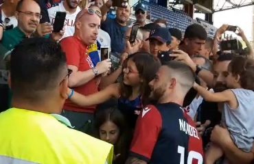 Nahitan Nandez incontra i tifosi del Cagliari
