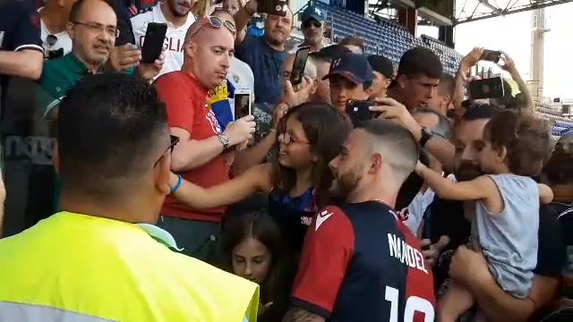 Nahitan Nandez incontra i tifosi del Cagliari