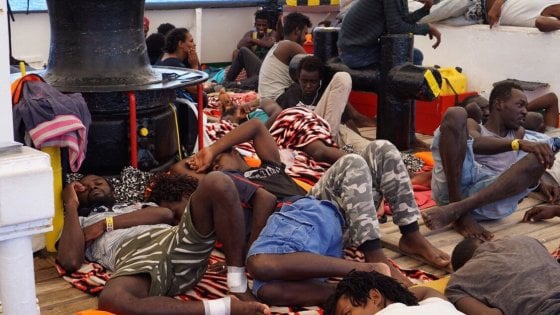 Open Arms: dopo il sequestro della Procura i migranti possono sbarcare a Lampedusa