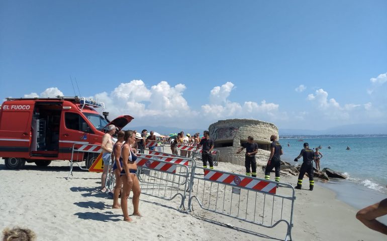 Poetto: in riva resti della torretta con pericolosi ferri scoperti. I Vigili del Fuoco intervengono