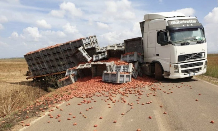 Serrenti, tir perde carico di pomodori. Strada bloccata