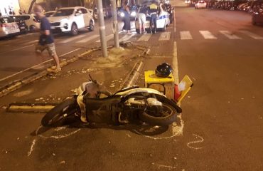 Portapizze si scontra con un'auto