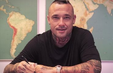 Radja Nainggolan firma con il Cagliari