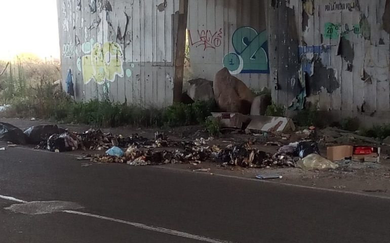 La discarica della vergogna in via Calafati: sacchi ammucchiati con rifiuti di ogni genere