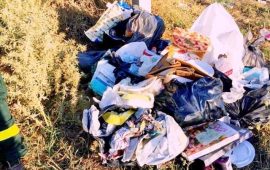 Un sacchetto di rifiuti abbandonato a Sestu