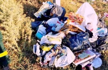 Un sacchetto di rifiuti abbandonato a Sestu