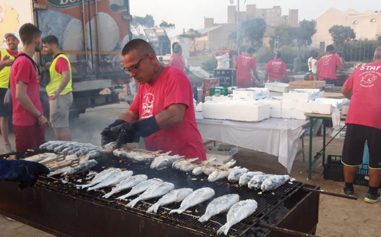 (FOTO) Pienone al piazzale Lazzaretto di Sant’Elia: in migliaia alla sagra del pesce. E stasera il bis