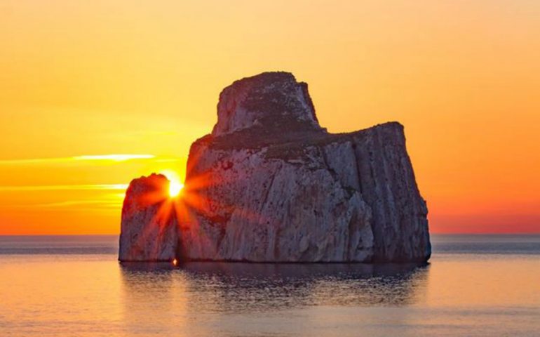 La foto. Un magnifico tramonto dietro lo scoglio del Pan di Zucchero