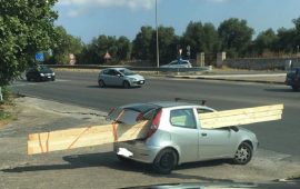 Fiat Punto sulla 131 a Sassari con una lunga trave