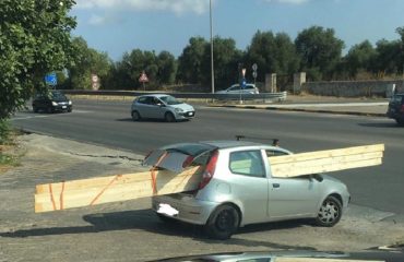 Fiat Punto sulla 131 a Sassari con una lunga trave