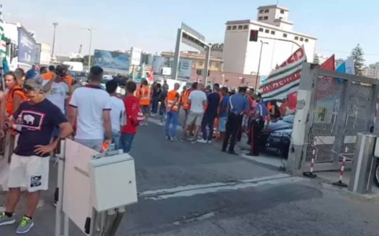 Via Roma: sit in dei lavoratori del Porto Canale a rischio licenziamento