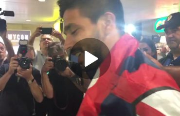 Simeone arriva all'aeroporto di Cagliari