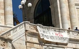 Lo striscione in solidarietà di xm 24 comparso sul Bastione di Cagliari