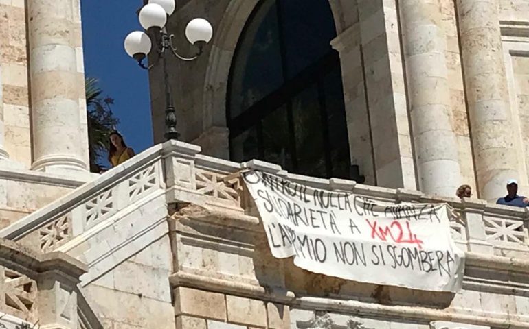 Lo striscione in solidarietà di xm 24 comparso sul Bastione di Cagliari