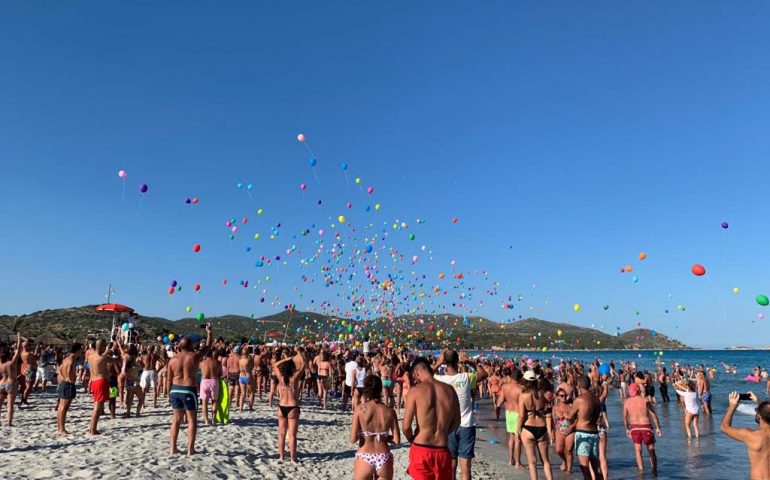 Centinaia di palloncini sulla spiaggia del Tanka, ma il Resort rassicura: sono biodegradabili