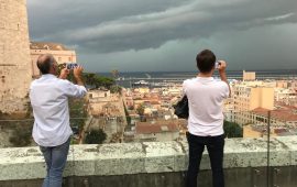 Turisti guardano l'arrivo del temporale dal Bastione Santa Croce a Cagliari