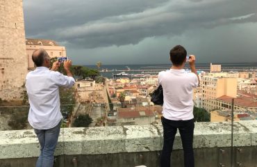 Turisti guardano l'arrivo del temporale dal Bastione Santa Croce a Cagliari