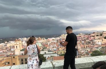 Turisti guardano l'arrivo del temporale dal Bastione Santa Croce a Cagliari