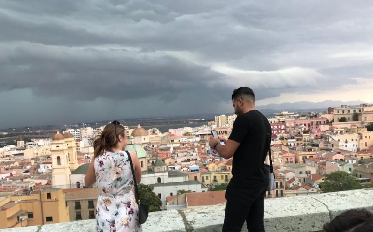 Turisti guardano l'arrivo del temporale dal Bastione Santa Croce a Cagliari