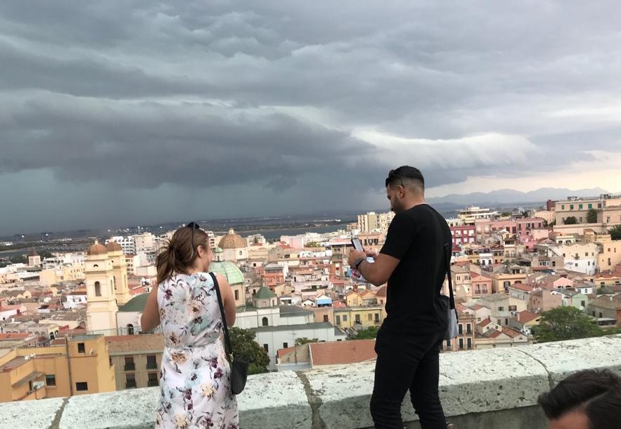 Turisti guardano l'arrivo del temporale dal Bastione Santa Croce a Cagliari